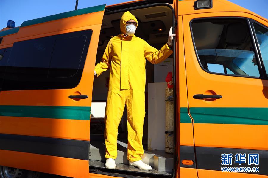 (國際疫情·圖文互動)(1)通訊:埃及救護車里的“逆行者”
