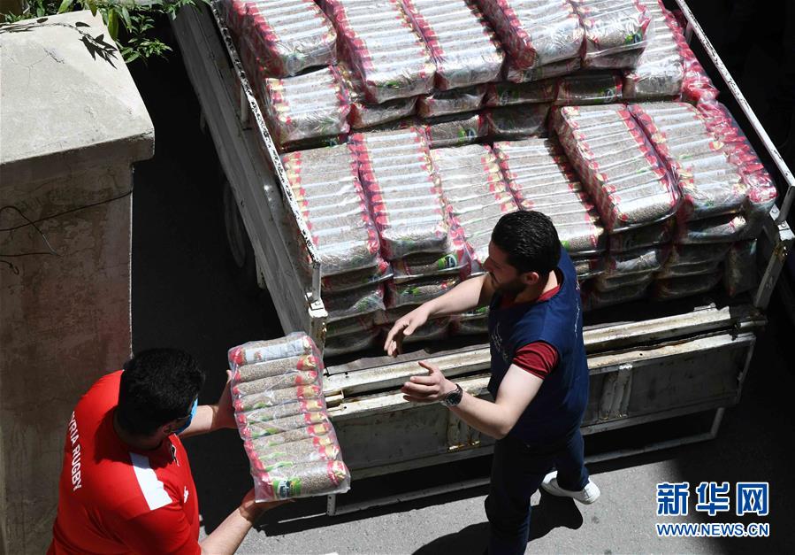 (國(guó)際疫情·圖文互動(dòng))(1)通訊:疫情中,那抹笑容最難忘——記向困難家庭發(fā)放愛心包裹的敘利亞青年志愿者