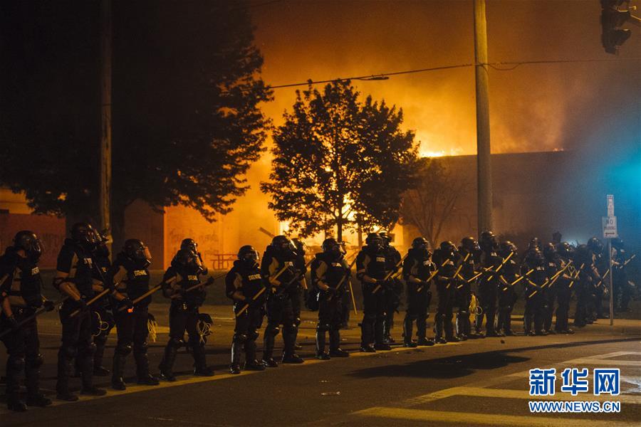 (國(guó)際)(1)美國(guó)明尼蘇達(dá)州部分城市實(shí)施宵禁