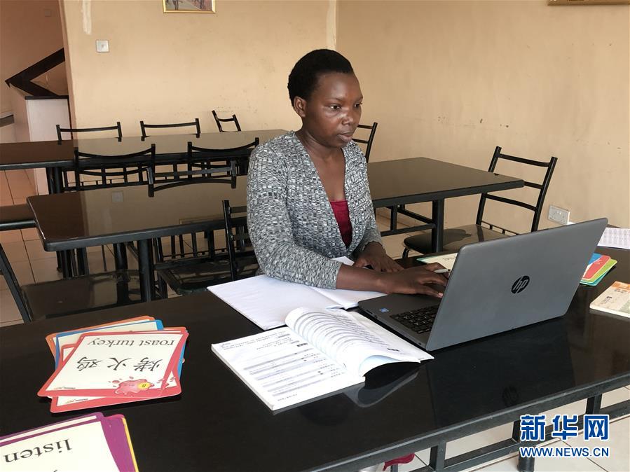 (海外抗疫故事·圖文互動)(3)通訊:疫情阻擋不了津巴布韋人學(xué)中文的熱情