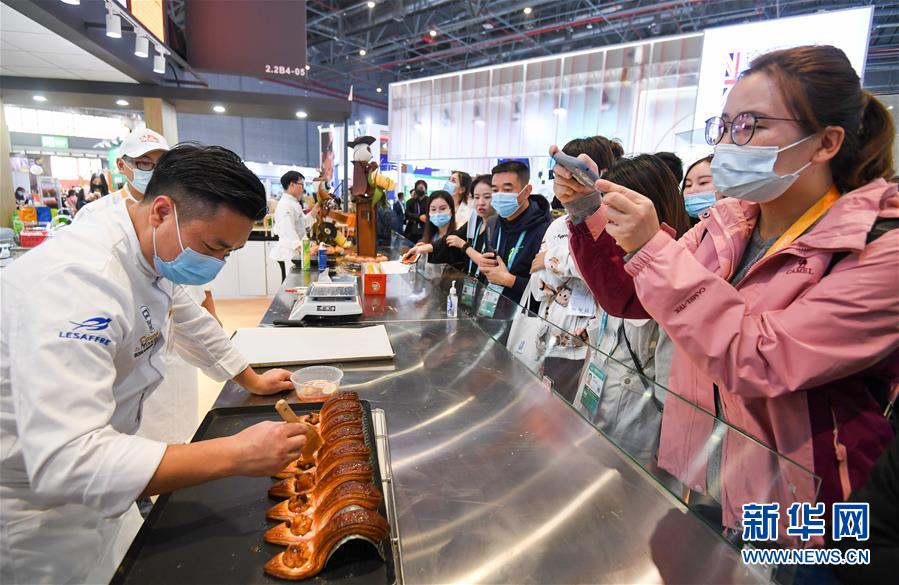 （第三屆進博會·圖文互動）（7）全球“寶藏級”美食薈萃——進博會食品及農產品館遍藏世間珍饈