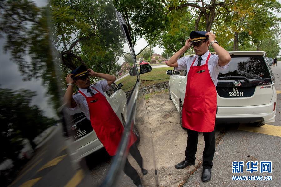 (國(guó)際·圖文互動(dòng))(1)通訊:前方總有機(jī)遇——記馬來(lái)西亞一位飛行員疫情下擺攤再就業(yè)