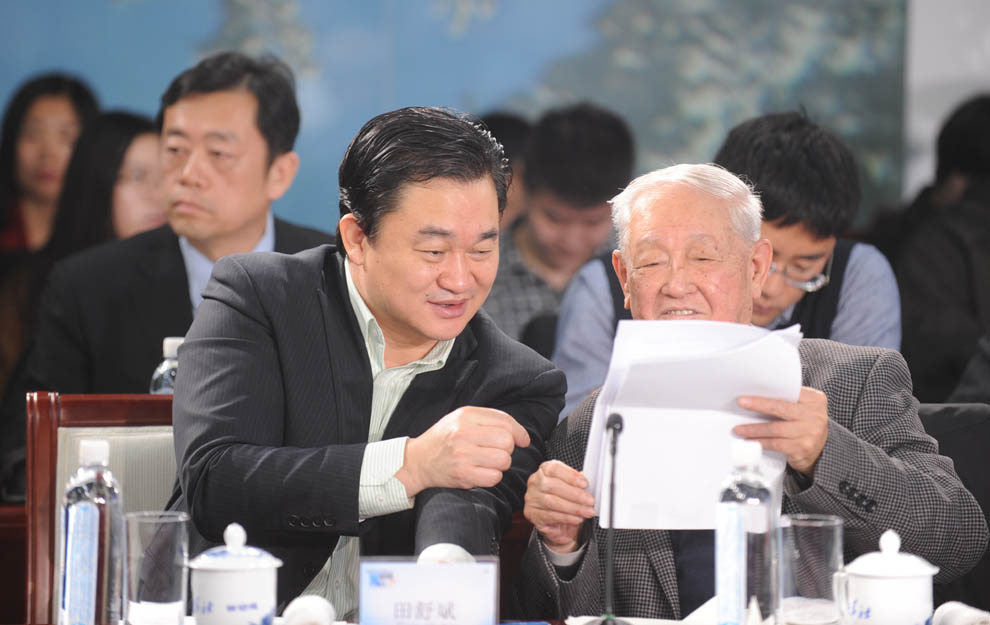 新華網董事長、總裁田舒斌與軍事科學院原副院長糜振玉在現場交流