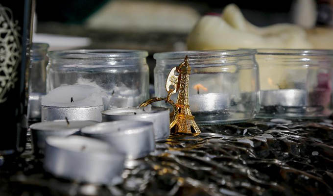 巴黎:大量民眾悼念襲擊遇難者