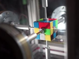 快！機器高手復(fù)原魔方 0.38秒破世界紀(jì)錄