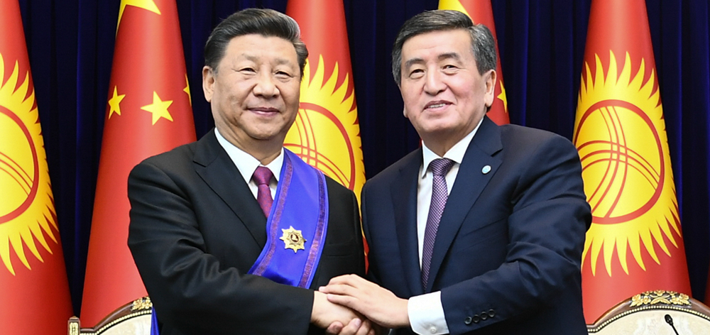 習近平出席儀式 接受吉爾吉斯斯坦總統熱恩別科夫授予“瑪納斯”一級勛章