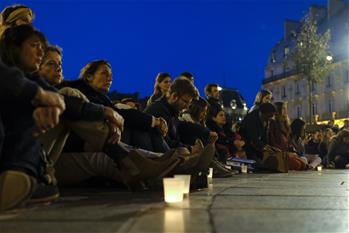 為巴黎圣母院祈福