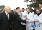 習近平參觀法國梅里埃生物科研中心
